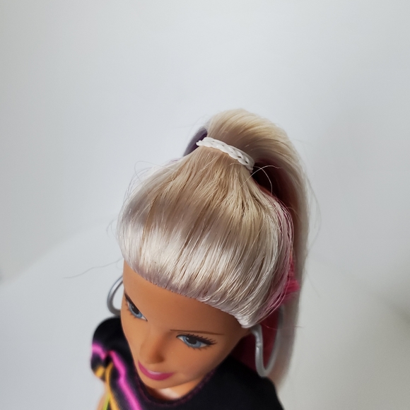 Rainbow Sparkle Hair Barbie - Picture 10 of 12